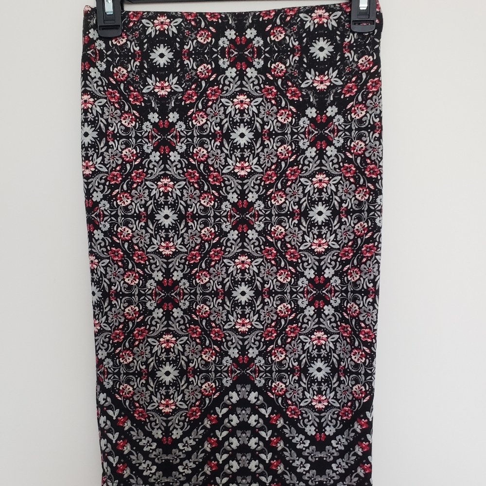 Tokyo Darling Paisley Pencil skirt Size small Flowers Red and Purple